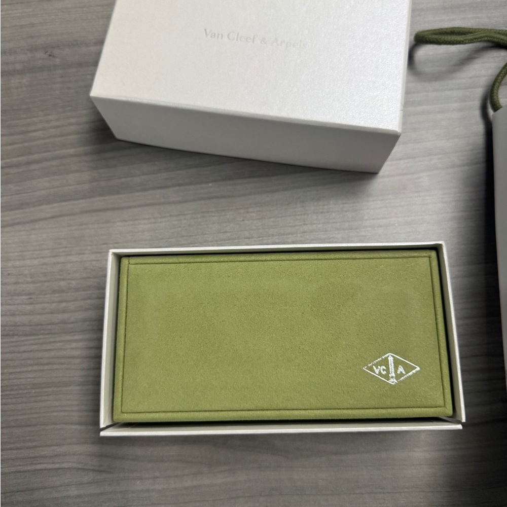Van Cleef & Arpels Sueded Bracelet Box- New - Picture 2 of 4